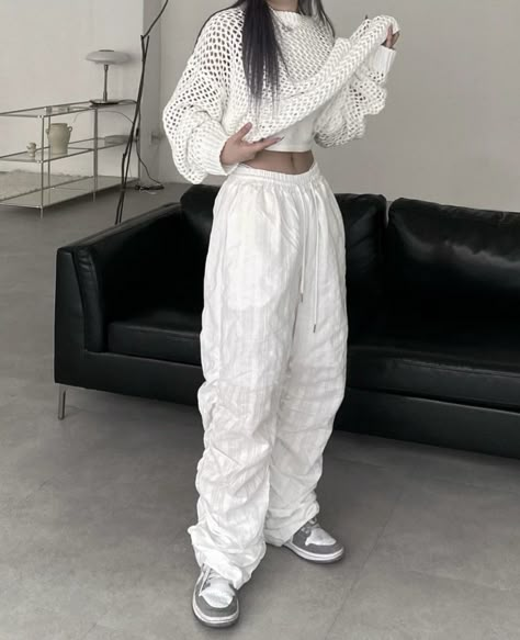 Baggy White Outfit, All White Hip Hop Outfit, White Outfits Streetwear, All White Outfit Women, White Baggy Pants Outfit, White Streetwear Outfit, White Parachute Pants Outfit, Dance Club Outfit, Oversized Pants Outfit