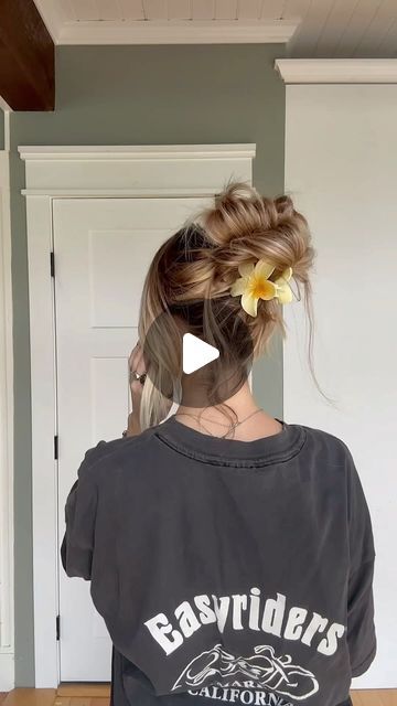 TORIE BLISS on Instagram: "Claw clip hack for medium length hair ~ save & try 🌸" Claw Clip Medium Length Hair, Hair Clip Hacks, Claw Clip Hairstyles Medium Hair, Cute Bun Hairstyles, Claw Clip Hairstyles, Medium Length Updo, Hair Tricks, Short Hair Hacks, Wavy Hairstyles Medium