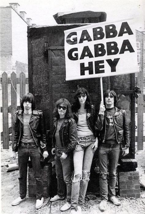 RAMONES :: GABBA GABBA HEY The Ramones, Estilo Cholo, Vintage Band T Shirts, Joey Ramone, Gabba Gabba, Iggy Pop, Punk Rock Bands, Rock N’roll, I'm With The Band