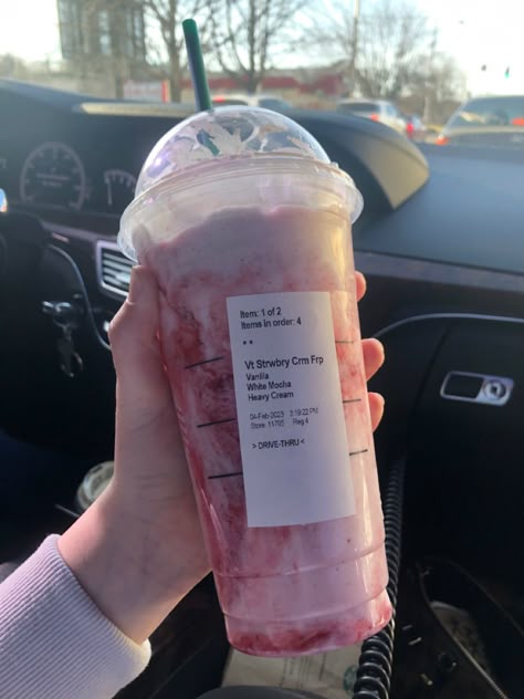 Strawberry Frappe Starbucks, Strawberry Frappe, Vanilla Bean Frappachino With Strawberry, Strawberry Creme Frappuccino Starbucks Recipe, Vanilla Bean Frappachino, Strawberry Vanilla Bean Starbucks, Strawberry Starbucks Drink, Strawberry Cream Frappe Starbucks, Strawberry And Cream Frappe Starbucks