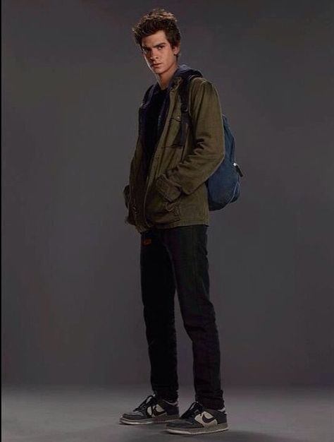 Peter Parker Andrew Garfield Peter Parker Outfit, Tasm Peter Parker Outfits, Peter Parker Outfit Ideas Andrew, Andrew Garfield Full Body Picture, Peter Parker Fits, Peter Parker Style, Peter Parker Inspired Outfit, Peter Parker Outfit Ideas, Tasm Peter Parker