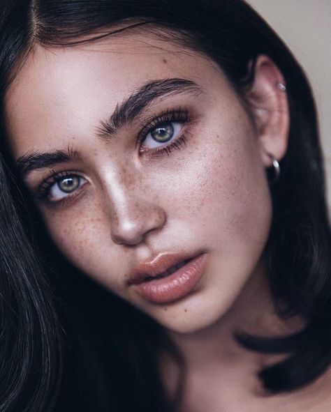 Black hair hazel eyes freckles natural makeup Beauty Fotografie, Corp Perfect, Make Up Inspiration, Bold Brows, Full Brows, 얼굴 그리기, Smink Inspiration, Glow Skin, Natural Eyebrows