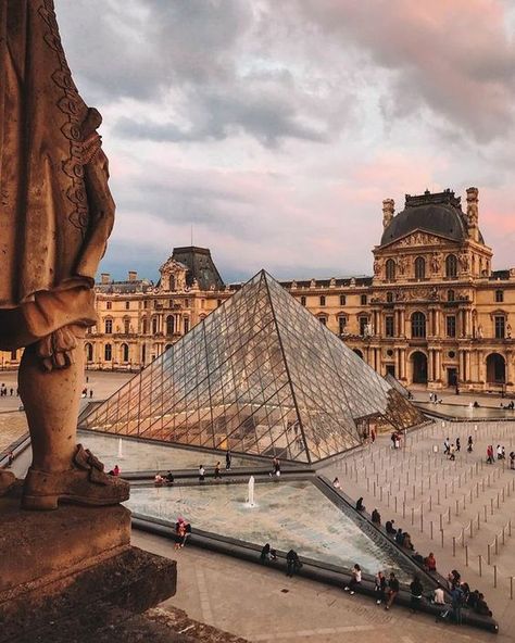 Le Louvre Paris Wallpapers, New York Sightseeing, Photoshoot Paris, Travel Wallpapers, Glass Pyramid, Paris Dream, France Aesthetic, Paris France Travel, Paris Aesthetic