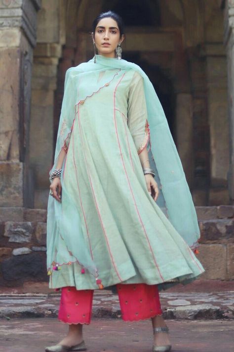 Indian Designer Suits, Kurti Designs Party Wear, Kurta Designs Women, Embroidery Suits Design, Boutique Dress Designs, Party Wear Indian Dresses, Dress Indian Style, Salwar Kameez Designs, Pakistani Dress Design