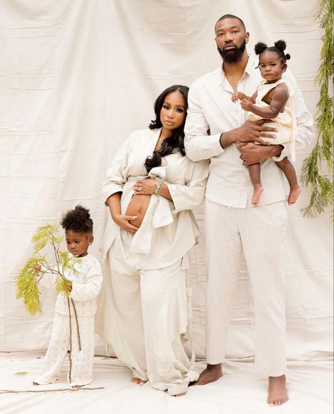 Neutral Color Maternity Photos, Family Photoshoot Black People, Black Family Photoshoot Picture Ideas, Family Pregnancy Photoshoot, Maternity Shoot Outfit, Maternity Studio Photoshoot, Family Maternity Pictures, Christening Outfits, Black Motherhood