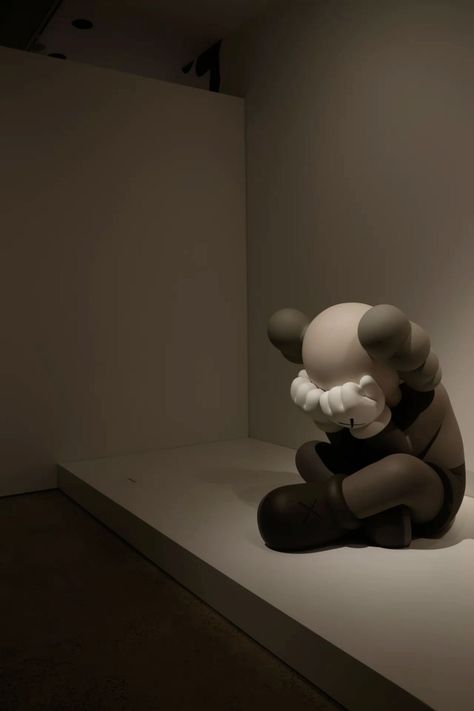 Kaws Museum, Exhibit Aesthetic, Toronto Museum, Iphone Wallpaper King, Art Gallery Aesthetic, Thug Life Wallpaper, Kaws Iphone Wallpaper, Gallery Aesthetic, Mens Aesthetic