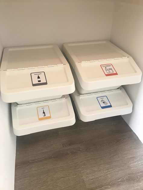 Afvalscheiden met de Sortera bakken van Ikea Pantry Kitchen, Recycling Center, Boot Room, Plastic Container, Ikea Hacks, Plastic Containers, Ikea Hack, Little House, Kitchen Dining Room