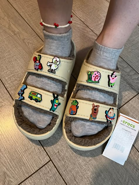 Croc Slides Outfit, Croc Slides, Crocs Aesthetic, Crocs Fashion, Classic Sandals, Trendy Shoes Sneakers, Crocs Sandals, Pretty Shoes Sneakers, All Nike Shoes