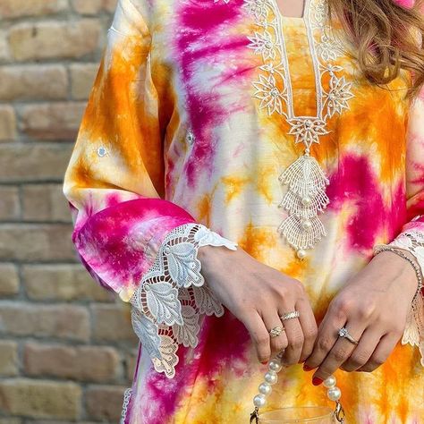 Tie And Dye Suits Design, Tie Dye Suits Indian, Tie And Dye Dresses Indian, Tie And Dye Kurti Design, Tie Dye Kurti, Tie And Dye Dress, Long Kurti Patterns, Clothing Fabric Patterns, Sewing Sleeves