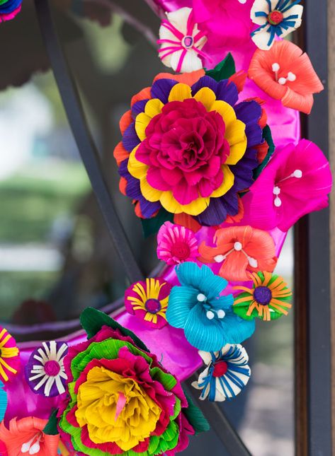 How to Make a Gorgeous Fiesta Flower Wreath - Design Improvised Mexican Tissue Paper Flowers, Fiesta Wreath, Mexican Paper Flowers, Flower Wall Hanging Decor, Room Hanging Decor, Diy Paper Wall Hanging, Tissue Paper Flowers Diy, Diy Fleur, Paper Flower Wreaths