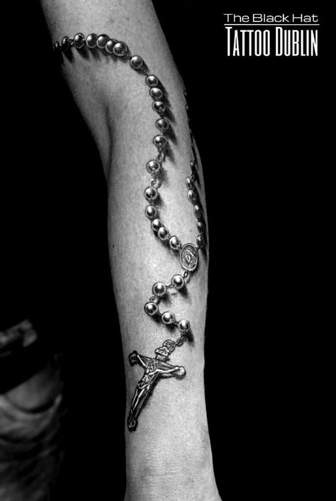 Rosery Tattoos On Hand, Rosary Tattoo Arm, Rosary Tattoo On Hand, Rosary Bead Tattoo, Stammestattoo Designs, Tattoo Dublin, Hat Tattoo, Rosary Tattoo, Tato Henna