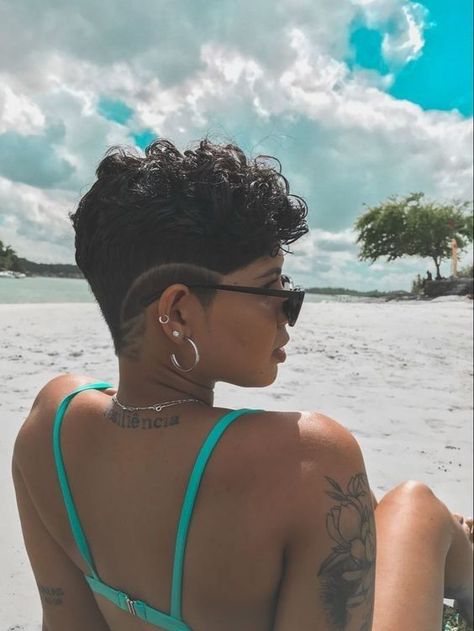 Pin em Beleza Short Hair Designs, Curly Pixie Hairstyles, Short Shaved Hairstyles, Curly Pixie Haircuts, Shaved Side Hairstyles, Shaved Hair Designs, Natural Hair Cuts, Tapered Hair, Natural Hair Short Cuts