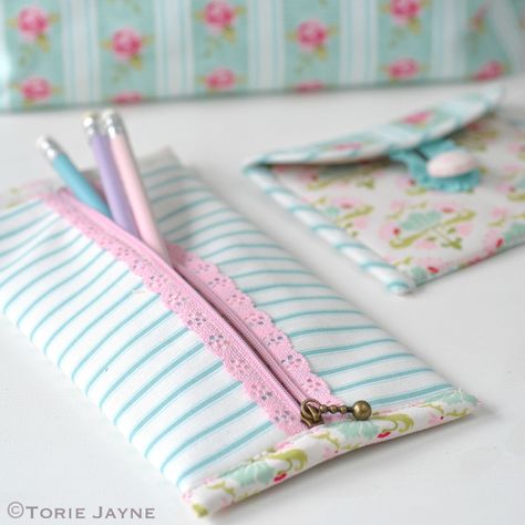 https://flic.kr/p/BTKWrz | Pretty Pencil Case tutorial 2 | Blogged at Torie… Pencil Case Tutorial, Fabric Pencil Case, Pretty Tote Bags, Sewing To Sell, Zipper Pouch Tutorial, Tutorial Ideas, Pouch Tutorial, Sewing Tutorials Free, Quilt Block Tutorial