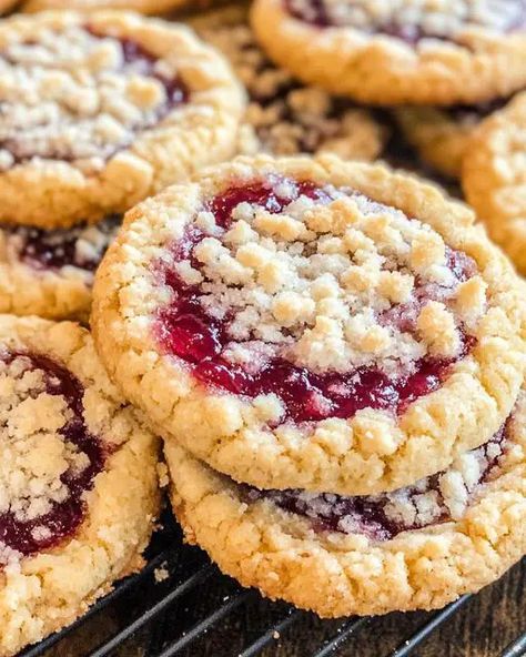 Raspberry Crumble Cookies, Raspberry Cookie Recipes, Fruity Cookies, Crumble Cookie Recipe, Crumble Cookies, Cookie Deserts, Raspberry Crumble, Raspberry Cookies, Jam Cookies