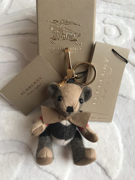 Burberry Card Holder, Luxury Captions, Burberry Keychain, Burberry Bear, Luxury Keychain, Iphone Obsession, Key Accessories, Girly Accessories, Chic Bags