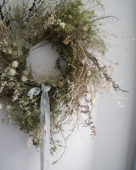 Dried Floral Wreath, Natural Wreaths, Dried Floral Wreaths, Dried Flowers Diy, Dried Wreath, Dried Flower Wreath, Flower Displays, Wildflower Wreath, Wax Flower