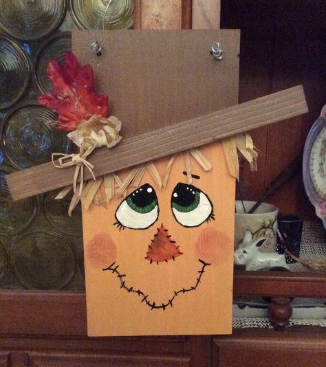 Scarecrow Made Out Of Pallet Wood, Wooden Scarecrow Ideas Diy, Wood Scarecrow Crafts, Wood Block Scarecrow, Scarecrow Wood Sign, Scarecrow Wood Crafts, Wood Scarecrow Ideas, Picket Scarecrow, Diy Wood Scarecrow