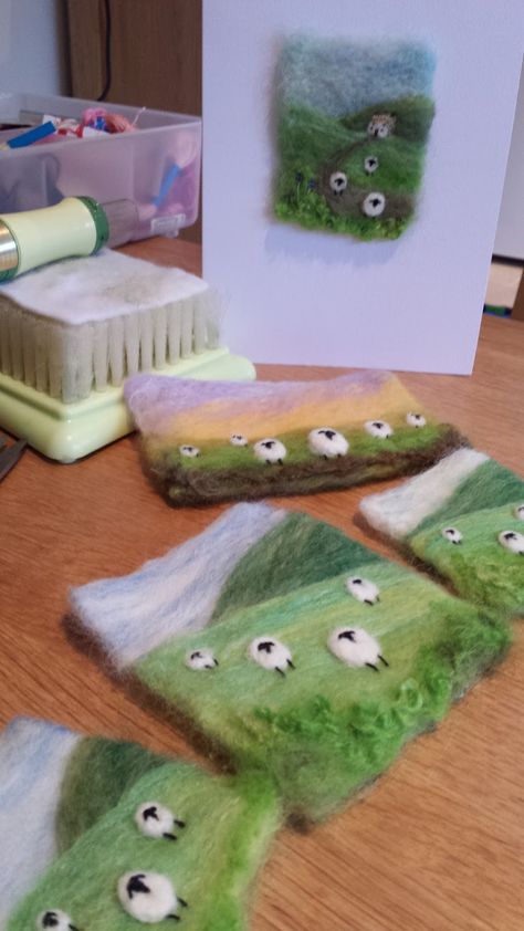 Felted Sheep Picture, Flat Needle Felting Ideas, Needle Felt Sheep, Felting Pictures Ideas, Felt Painting Ideas, Felt Pictures How To Make, Small Needle Felting Projects, Needle Felt Landscapes, Needle Felted Pin Cushions