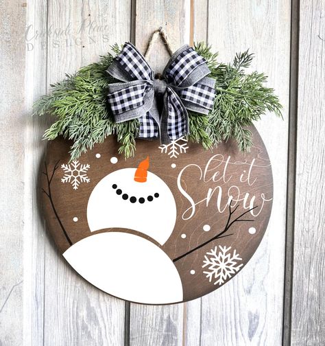 18"  Round Door Hanger - Let it Snow | Creekside Place Designs Circle Christmas Decor, Round Christmas Signs Diy, Wood Round Christmas Sign, Let It Snow Wreath, Round Door Signs Christmas, Round Christmas Signs Wood, Round Wooden Christmas Signs, Winter Door Hangers Diy, Round Christmas Door Hanger