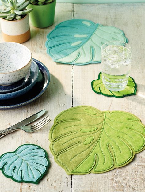 Give teatime a colourful boost with these coordinating coasters and placemats by Carolyn Letten! Inspired by the beautiful shape of the Monstera house plant, the felt table accessories are simple to create and easy to wash, making them great for protecting your table from messy spills. You can even practise your free-motion embroidery with the decorative stitched veins. Coloring Fabric, Bumblebee Toys, Couching Stitch, Quilted Coasters, Table Dinner, Potholder Patterns, Free Sewing Patterns, Sewing Magazines, Sewing Bee