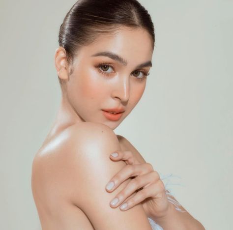 julia barretto Amora Elyse Ledezma, Julia Barretto Fashion, Julia Baretto Aesthetic, Elyse Ledezma, Julia Barretto, University Series, Grp Port, Make Up Inspo, Body Figure