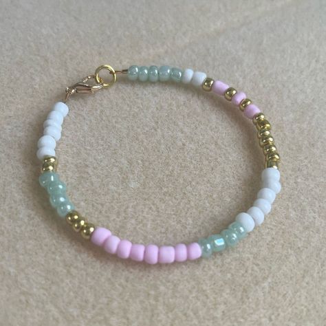 Must-Try Beaded Bracelet Ideas for Craft Lovers Glass E Beads Bracelet, See Bead Bracelets, Micro Bead Bracelet Ideas, Pretty Beaded Bracelets Diy, Little Bead Bracelet Ideas, Gold Seed Bead Bracelet, Dainty Bead Bracelets, Small Beaded Bracelets Simple, Summer Seed Bead Bracelet Ideas