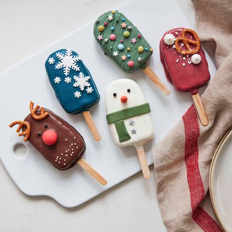 Learn how to make Christmas cakesicles with this beginner friendly step-by-step guide. Perfect to enjoy with the entire family during the festive season! Christmas Cakesicles, Cakesicles Ideas, Reindeer Cakes, Mini Meringues, Cake Popsicles, Cake Dip, Christmas Cake Pops, Anniversaire Diy, Freeze Dried Raspberries