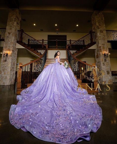 Follow Me 😘 Quinceanera Dresses With Long Train, Purple Big Dress, Pastel Purple Wedding Dress, Quinceanera Dresses Lavender, Vestido Color Lila, Old Harry Potter, Lavender Quinceanera Dresses, Red And Gold Quince, White Quince Dresses