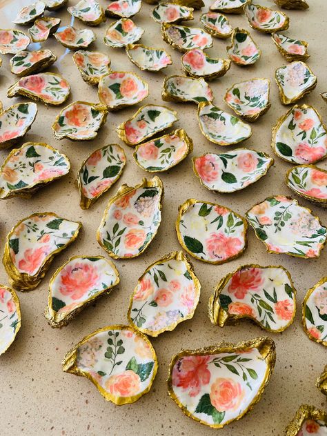 Beach style wedding favors- set of 50/100/150/200 (please send me a message for exact number you need and I will create a new listing for you). Hand made decoupage flower oyster shell trinket dish with golden trim.  Each shell is unique as nature and has approximate dimensions 4*3 inches. Free shipping. Each shell is nicely packed to be delivered to your wedding. Oyster Shell Wedding, Beach Style Wedding, Sand Dollar Craft, Shell Wedding, Beach Craft, Shell Trinket Dish, Sea Wedding, Sustainable Decor, Planter Design