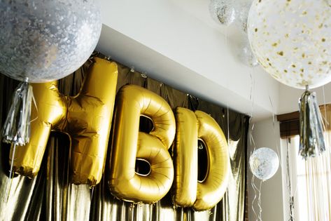 Hbd Balloons, White Background With Design, Birthday Story Ideas, Bday Outfit Ideas, Birthday Backgrounds, Birthday Story, Balloon Business, Birthday Party At Home, Jumbo Balloons