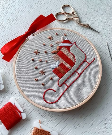 Christmas Embroidery Gift Ideas, Embroidery Christmas Ornaments, Crochet Cross Stitch, Embroidery Hoop Wall Art, Christmas Embroidery Patterns, Needlework Crafts, Christmas Embroidery Designs, Embroidery Christmas, Embroidered Napkins