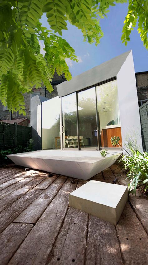 FACETED HOUSE 1 IN LONDON BY PAUL MCANEARY ARCHITECTS Terrace House Extension, Edwardian Terrace House, British Houses, Modern Style Decor, London Townhouse, Outdoor Bathrooms, Garden Deco, Home Addition, Design Exterior