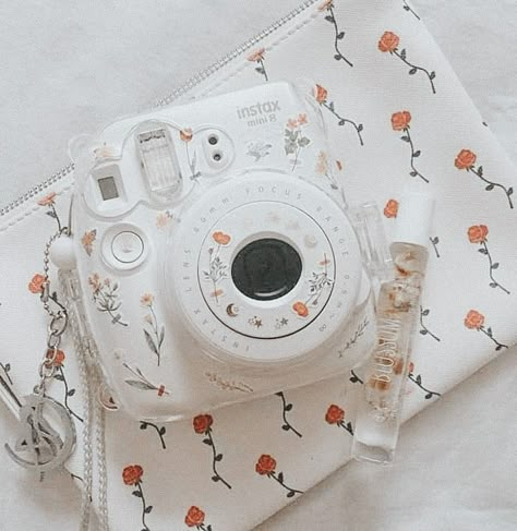 Polaroid Camera Ideas, Camera Painting, Instax Mini Camera, Instax Camera, Cute Camera, Camera Art, Polaroid Camera, Stationary School, Cute Stationary