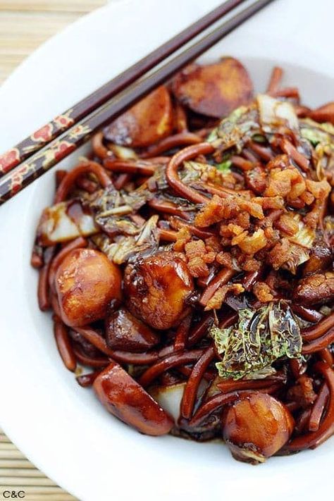 KL Hokkien Mee recipe - This dish is famous for the dark, fragrant sauce that the noodles are braised in. The secret to an authentic KL Hokkien Mee is the pork fat! | rasamalaysia.com Malaysian Cuisine, Rasa Malaysia, Easy Asian, Easy Asian Recipes, Singapore Food, Asian Noodles, Malaysian Food, Asian Flavors, Chinese Cooking