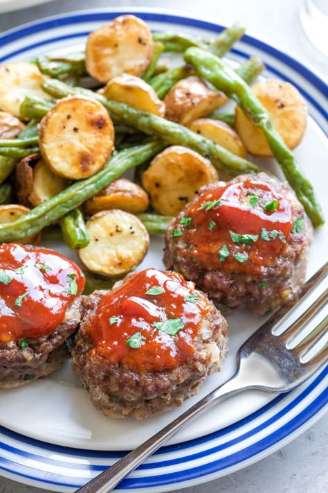 Muffin Tin Meatloaf, Mini Meatloaf Recipe, Homestyle Meatloaf, Mini Meatloaf Muffins, Old Fashioned Meatloaf, Mini Meatloaf Recipes, Mini Meatloaf, Meatloaf Dinner, Mini Meatloafs