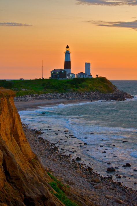 Montauk Lighthouse - Long Island, New York, USA.    Jackie and her cousin just came back from Montauk last night. Dusk Photography, Lighthouse Inspiration, Montauk Lighthouse, Watercolor Sketching, Voyage New York, Lighthouse Pictures, Awesome Photography, Beautiful Lighthouse, Long Island New York