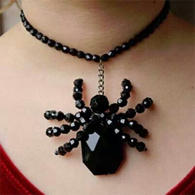 Very cute Halloween Jewelry Diy, Web Necklace, Scarf Pins, Wire Creations, Spider Jewelry, Spider Necklace, Beaded Spiders, Beads Embroidery, Bijoux Fil Aluminium