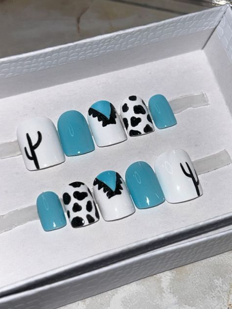 70 Stunning Country Western Nail Designs: From Simple To Chic | Short &Amp; Acrylic Ideas 18 Simple Western Aztec Nails, Western Themed Nail Ideas, Western Press On Nails, Nails Inspiration Western, Western Nails 2023, Gel Nails Western, Western Pedicure, Western Toe Nail Designs, Easy Western Nails