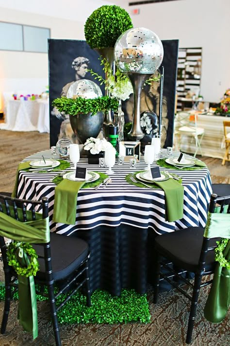 Love these colors for St. Patrick's Day! White And Green Birthday, Green Birthday Decorations, Green Birthday, Tafel Decor, Golf Party, Table Scapes, בר מצווה, Event Ideas, Beautiful Table