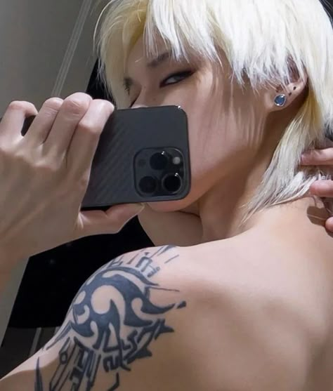 Douyin Tattoo, Hommes Grunge, Kore Ulzzang, Handsome Asian Men, Body Reference Poses, Cute Asian Guys, Human Poses, The Perfect Guy, Aesthetic Guys