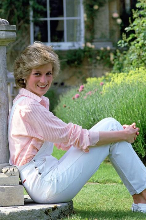 Queen Diana, Diana Princesa, Princess Diana Fashion, Jeans Trend, Princess Diana Photos, Princess Diana Pictures, Princess Diana Family, Reine Elizabeth Ii, Diana Queen