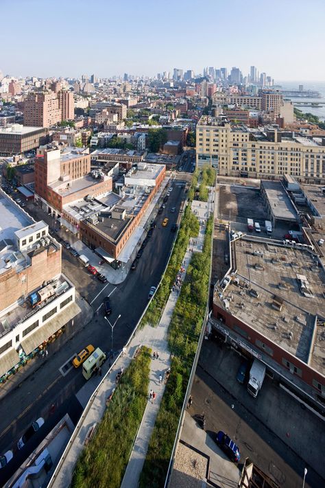 The High Line park in New York City. Genius use of empty, abandoned space. Elevated Railway, Highline Park, Highline Nyc, Iwan Baan, Voyage New York, Meatpacking District, Manhattan Ny, States In America, Public Park