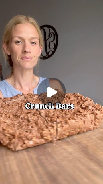 Andrea on Instagram: "✨No Bake Crunch Bars✨ only 3 ingredients   Mix 2 cups chocolate chips and 1 cup peanut butter. Melt in microwave. Take 1 minute.  To a large bowl add 3 cups of rice cereal then mix in your melted chocolate and peanut mixture.  Take a 8x8 dish and line it with parchment paper. Pour your cereal mixture in it and pat down. Refrigerate until hardened.  Enjoy!!" Baked Broccoli Recipe, Cereal Treat Recipes, Party Mix Snacks, Frosty Recipe, Crunch Bars, Healthy Candy, Crunch Bar, Cereal Treats, Iced Tea Recipes