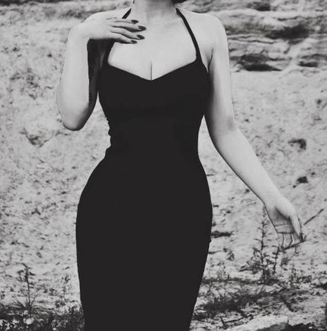 Accentuates curves.....very flattering on hourglass physiques ~~~ I really want this dress!!!  <3 <3 Hourglass Figure Vision Board, Hourglass Figure Outfits, Hourglass Body Shape, Hourglass Fashion, Figure Dress, Hourglass Dress, Body Outfit, Dream Dresses, Work Style