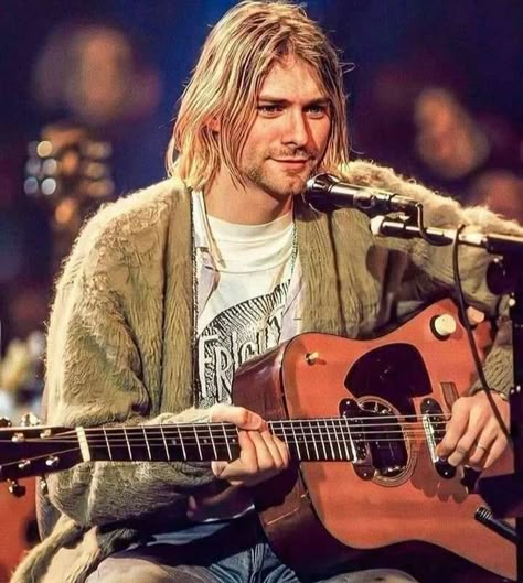 Kurt Cobain Unplugged, Kurt Cobain Outfit, Nirvana Songs, Donald Cobain, Hair Metal Bands, Models To Draw, Mtv Unplugged, Nirvana Kurt Cobain, Something In The Way