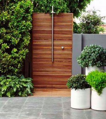 Outdoor Landscape Design, Garden Screening, Outdoor Bathrooms, White Planters, Contemporary Garden, Design Exterior, Outdoor Landscaping, Pool Landscaping, Outdoor Shower