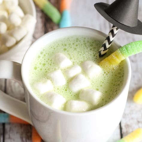 Ghoulishly green White Chocolate Halloween Hot Cocoa is so delicious and perfect for a Halloween party or celebration! Hot Cocoa Ideas, Halloween Hot Cocoa, Halloween Hot Chocolate, Chocolate Halloween, Halloween Green, Lil Luna, Hot Cocoa Recipe, Cocoa Recipes, Halloween Chocolate