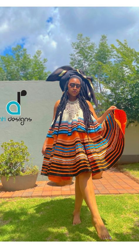 Nompumelelo- The summer version of the iconic Nozungula . Made with the luxurious Benetton linen. #firstclass 🤌🏽❤️ | Instagram Zulu Traditional Attire African Women, Setswana Traditional Attire, South African Traditional Dresses Design, Modern South African Traditional Dresses, Xhosa Skirt, Umbhaco Xhosa Designs, Xhosa Makoti Outfits, Xhosa Doek, Modern Xhosa Attire