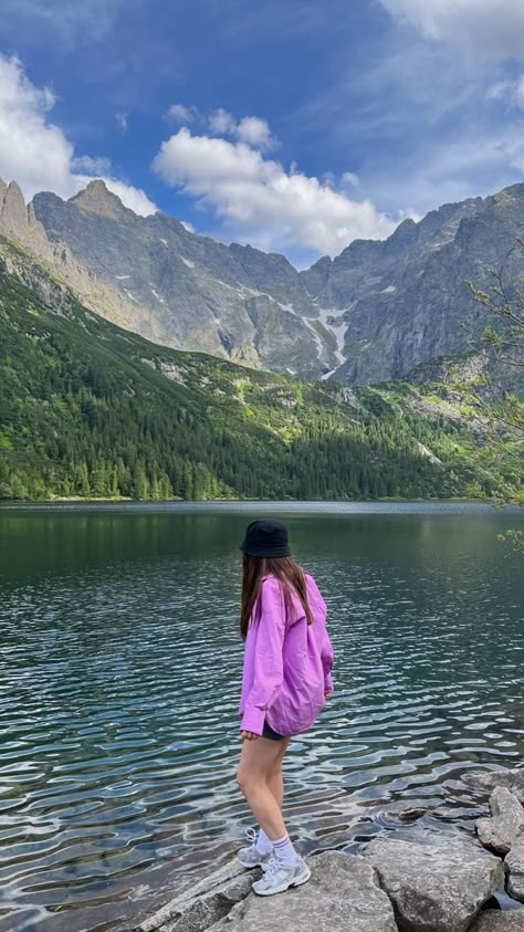 Eye of the Sea, Poland. Tatry. Lake with mountains view. Morskie Oko Photography In The Mountains, Sweden Photo Ideas, Photo Inspo Nature, Lake Aesthetic Pictures, Alaska Photo Ideas, Poses Near Lake, Nature Pose Ideas, Mountain Instagram Pictures, Mountains Photo Ideas