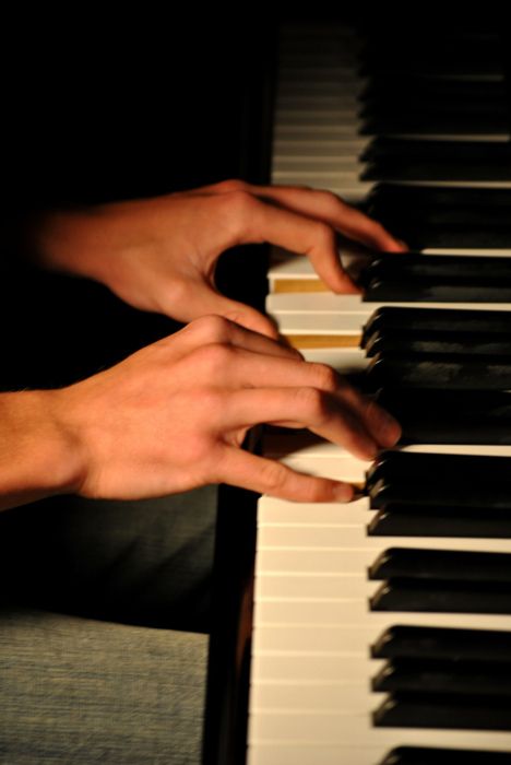 Piano Hands Reference, Piano Hands Aesthetic, Someone Playing Piano, Pianist Hands, Hands On Piano, Hands Playing Piano, Main Piano, Piano At Home, Piano Hands